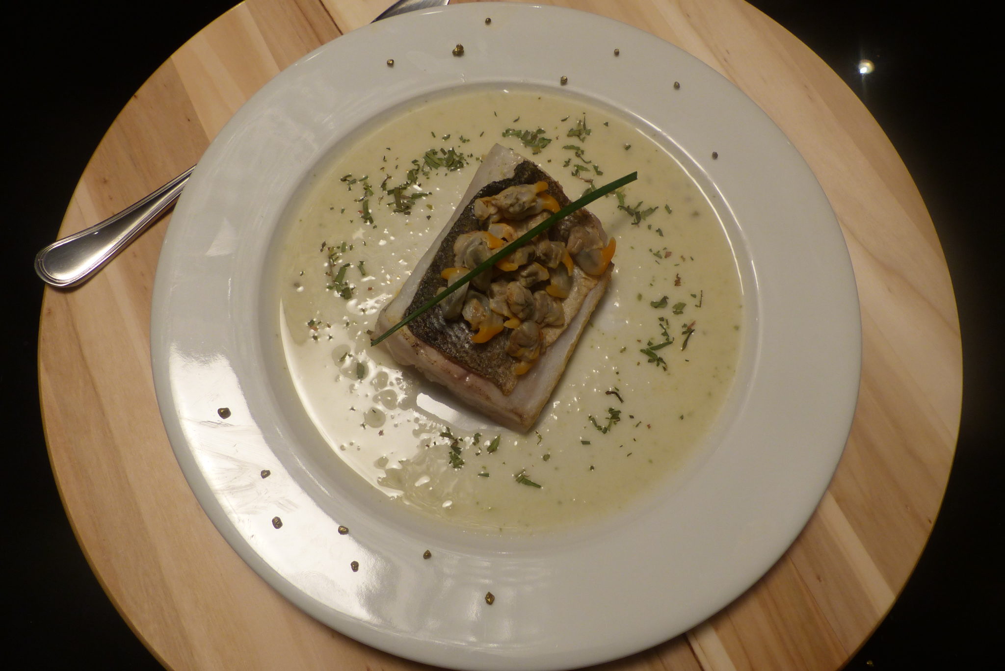 Filet de bar aux coques sauce Champagne - Trait de cerise