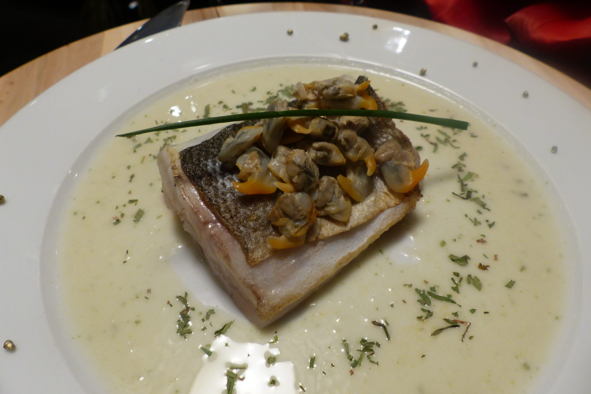 Filet de bar aux coques sauce Champagne - Trait de cerise